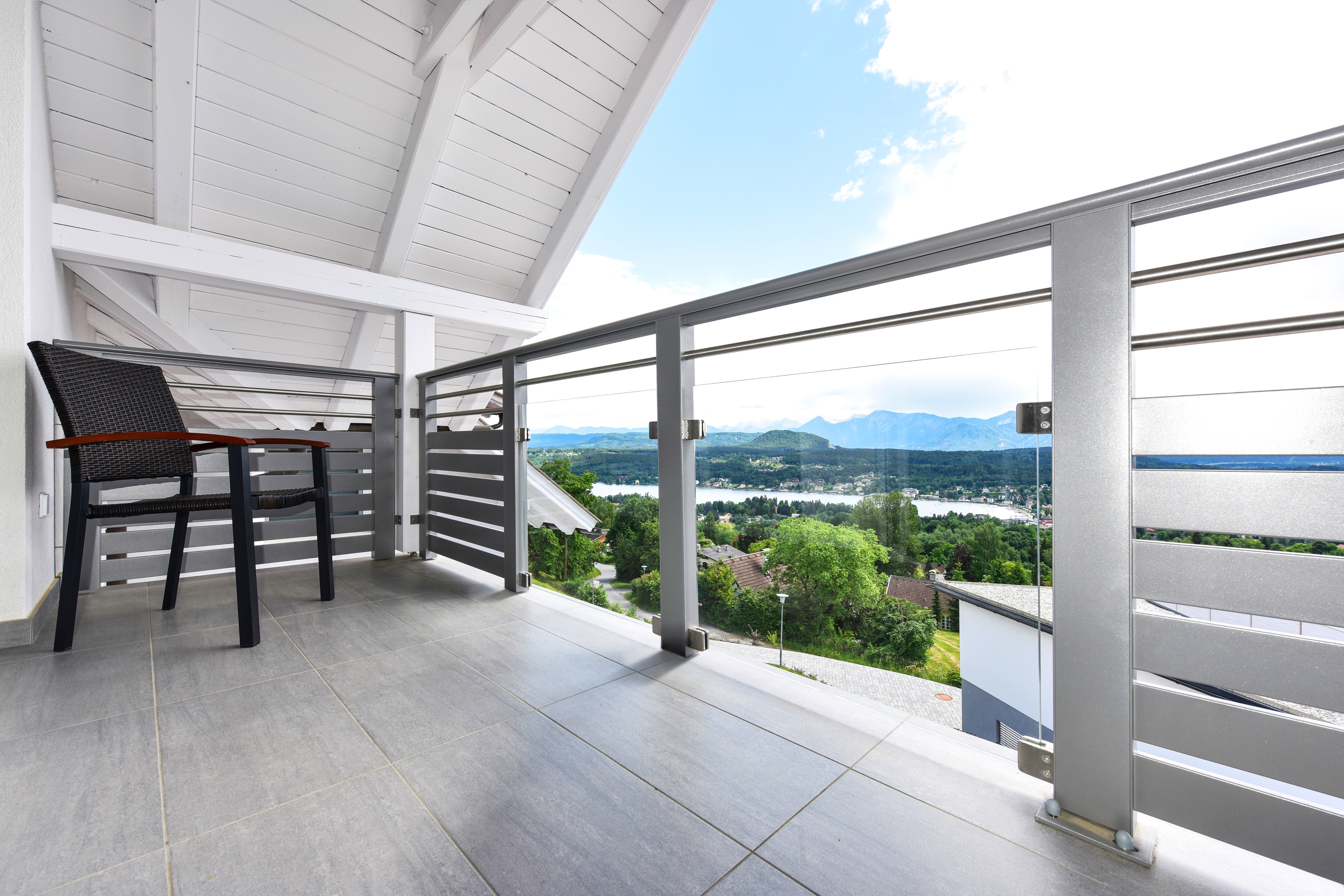 Zeitloses Balkondesign mit Aluminium und Glas