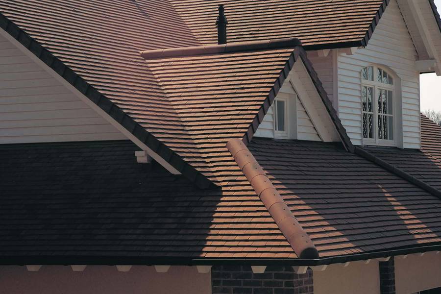 Braunes Hausdach als Blickfang