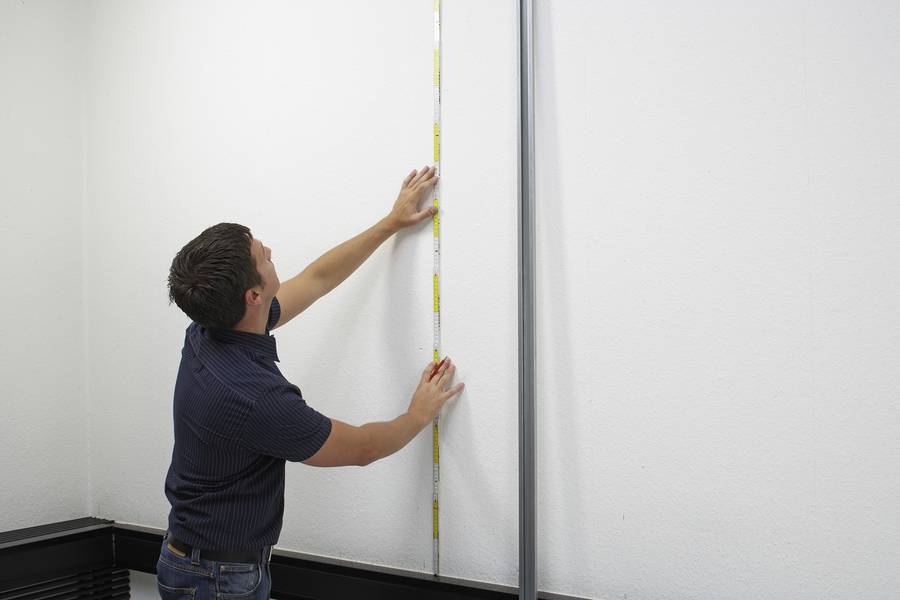 Laminatfußboden an Wand und Decke